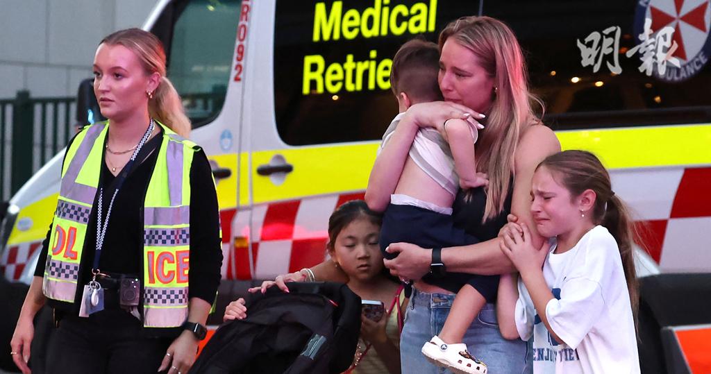 悉尼商場Westfield Bondi Junction發生持刀傷人案，有逃離商場的市民猶有餘悸。（法新社）