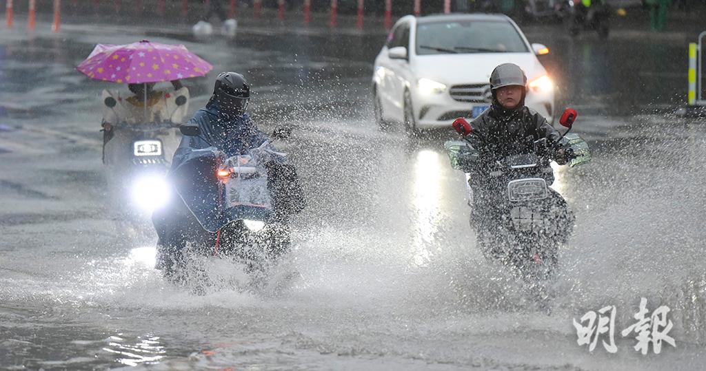 廣東省續受強降雨影響，廣州市昨（20日）街道低窪處出現積水。（中新社）
