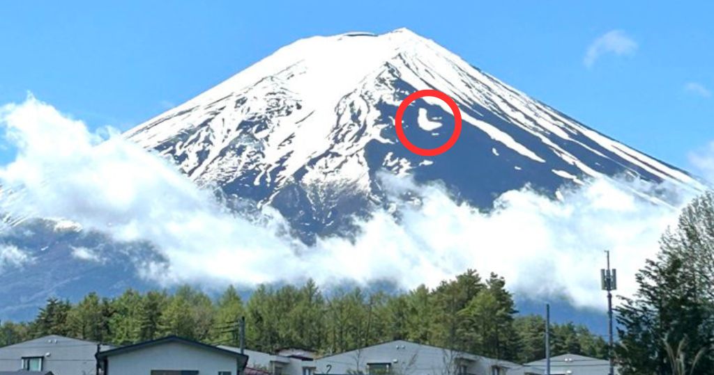 富士山現鳥狀積雪反映開始融雪　比去年早6天