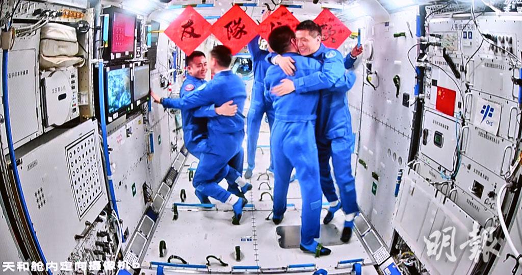 中國神舟十八號載人飛船今（26日）與太空站成功對接，神舟十七號太空人乘組擁抱進入天和核心艙的神舟十八號太空人。（新華社）