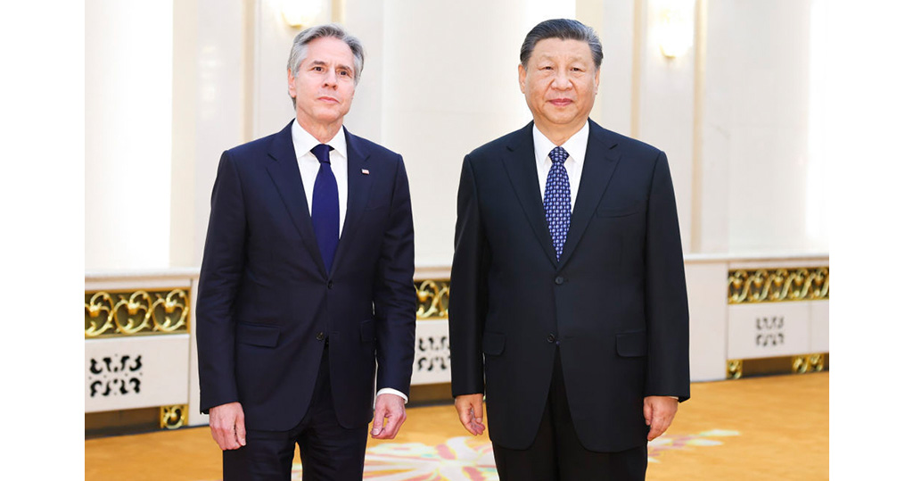 國家主席習近平（右）在北京人民大會堂會見美國國務卿布林肯（左）。（新華社圖片）