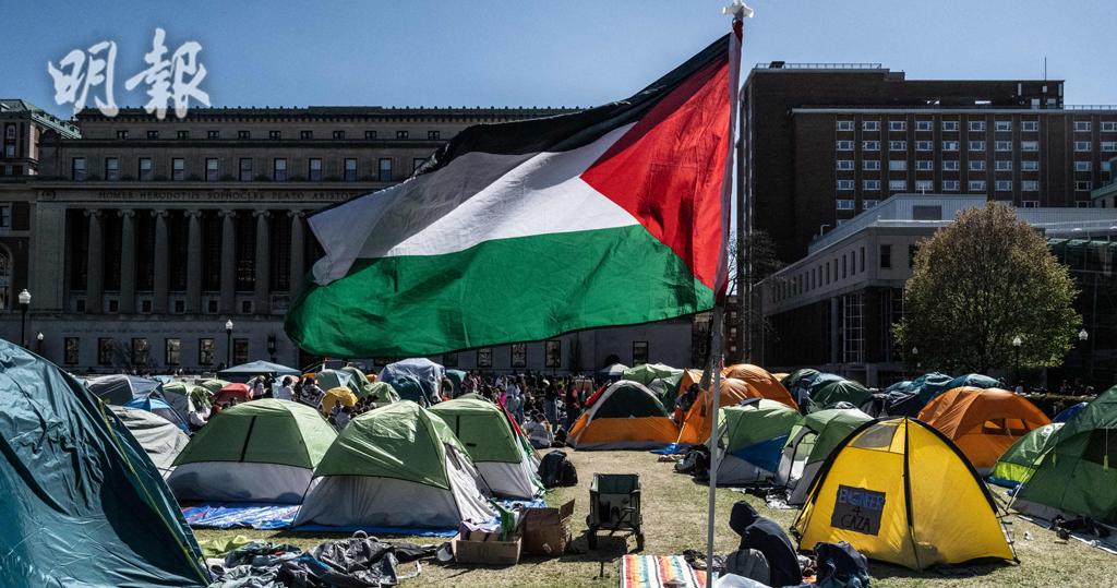 哥倫比亞大學上周三（17日）有學生紮營示威，至周四（25日）仍持續。圖為4月25日哥大校園內插有巴勒斯坦旗幟。（法新社）