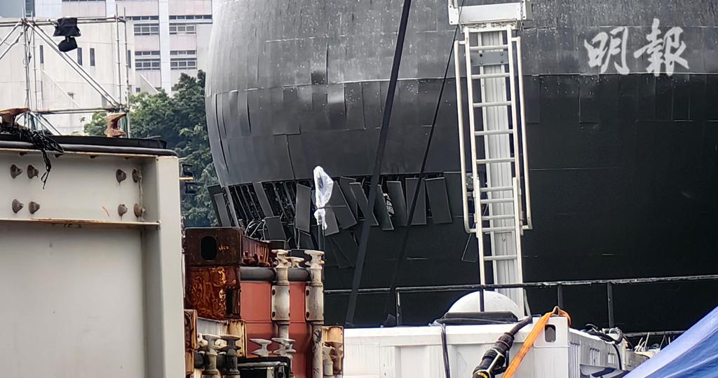 中環海濱五月天表演場地　大型球體裝飾冒煙