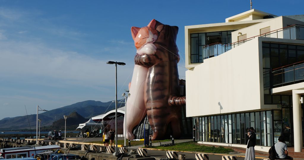 台灣好去處｜屏東看海美術館「貓狗木雕展」　14米高充氣貓裝置打卡