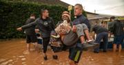 巴西洪災57死近7萬人疏散　救援人員砸屋頂救嬰兒【短片】