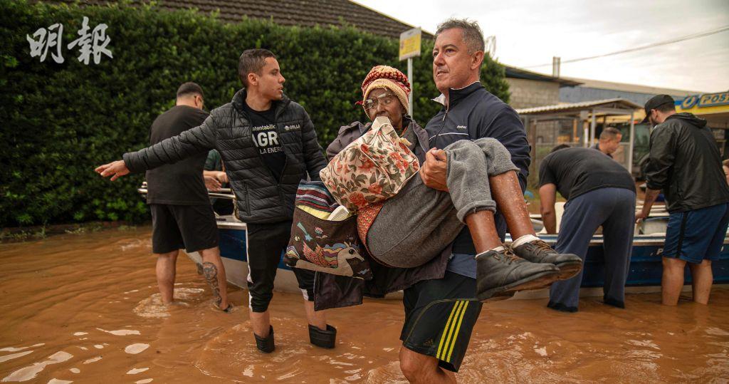 巴西南部暴雨成災，救援人員在阿雷格里港救出被困者。（法新社）