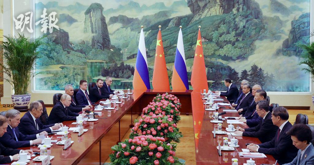 俄羅斯總統普京（左四）訪華，今日（16日）與中國國家主席習近平（右四）舉行大範圍會談。（路透社）