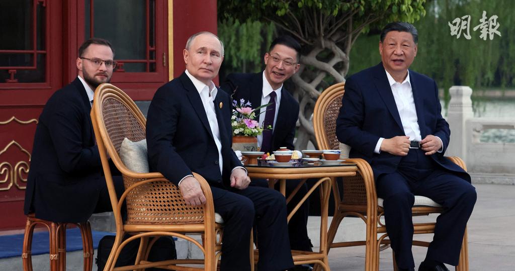 中國國家主席習近平（右一）昨日（16日）與俄羅斯總統普京（左二）在中南海會晤。（法新社）