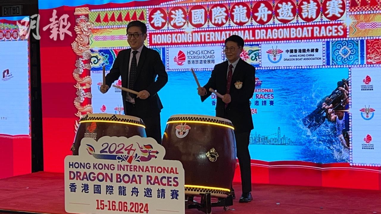 旅發局總幹事程鼎一（左）表示，預計整個「香港國際龍舟邀請賽」活動可吸引13萬名市民及旅客參與。圖右為中國香港龍舟總會主席鍾志樂。（李浮南攝）