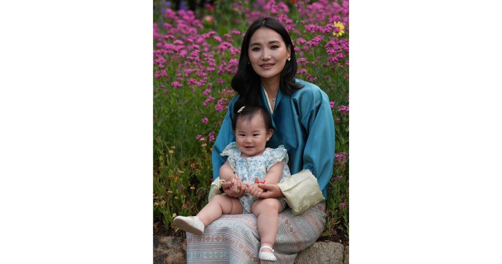 不丹王后34歲生日　抱愛女甜笑溫馨合照