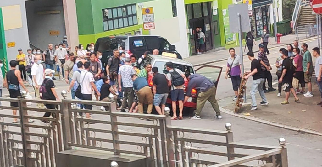 香港仔女子遭的士撞傷一度被困車底　清醒送院