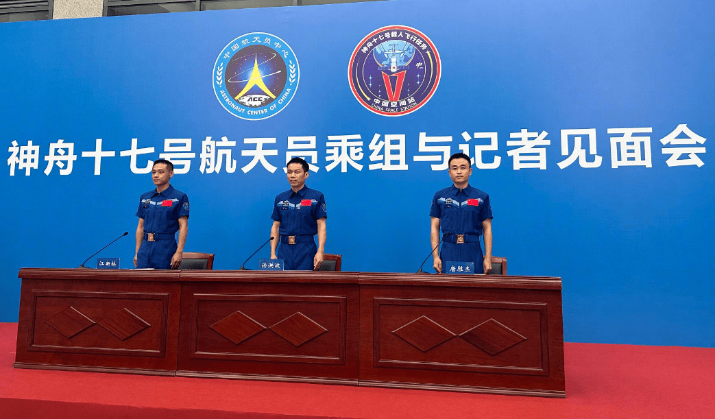 神舟十七太空人回地球後正式亮相