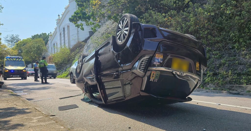 私家車山頂道失事翻轉　女司機輕傷自行爬出