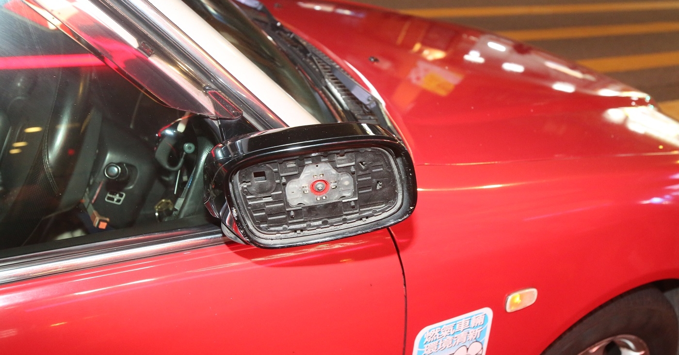 觀塘私家車狂亂駕駛　撞毀欄杆及3車後逃逸