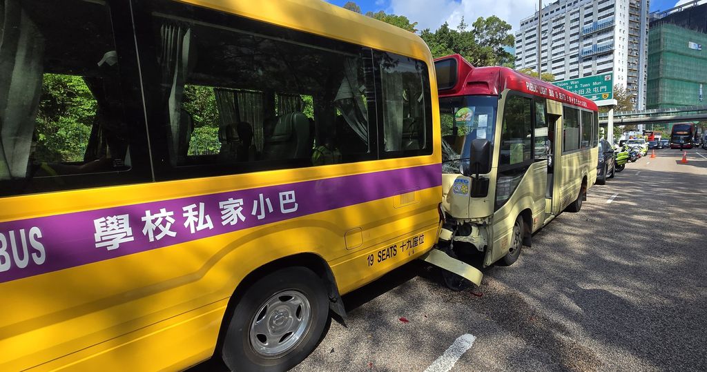 荃灣路三車撞九人傷