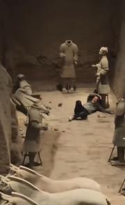 縱身跳進秦俑坑  男子摸俑後推倒