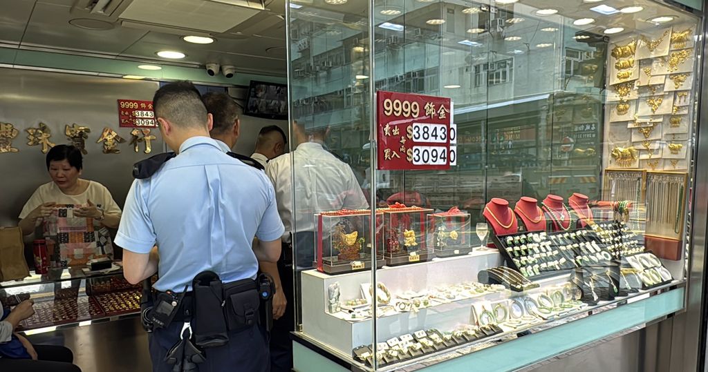男子假扮顧客於西環金行搶金鏈