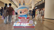 海港城稀有展览！探秘Labubu与THE MONSTERS小精灵打卡点，抢先预约怪味便利店入场