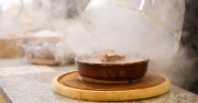 中价美食广场惊艳逆袭西九龙中心，独家呈现烟熏肉饼、炸蛋葱油饼、脆皮炸鸡美味盛宴｜深度饮食探秘