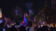 香港迪士尼20周年盛大夜间汇演：无人机打造壮观“米奇”造型，光影魔术投射至美国小镇大街，独特体验不容错过