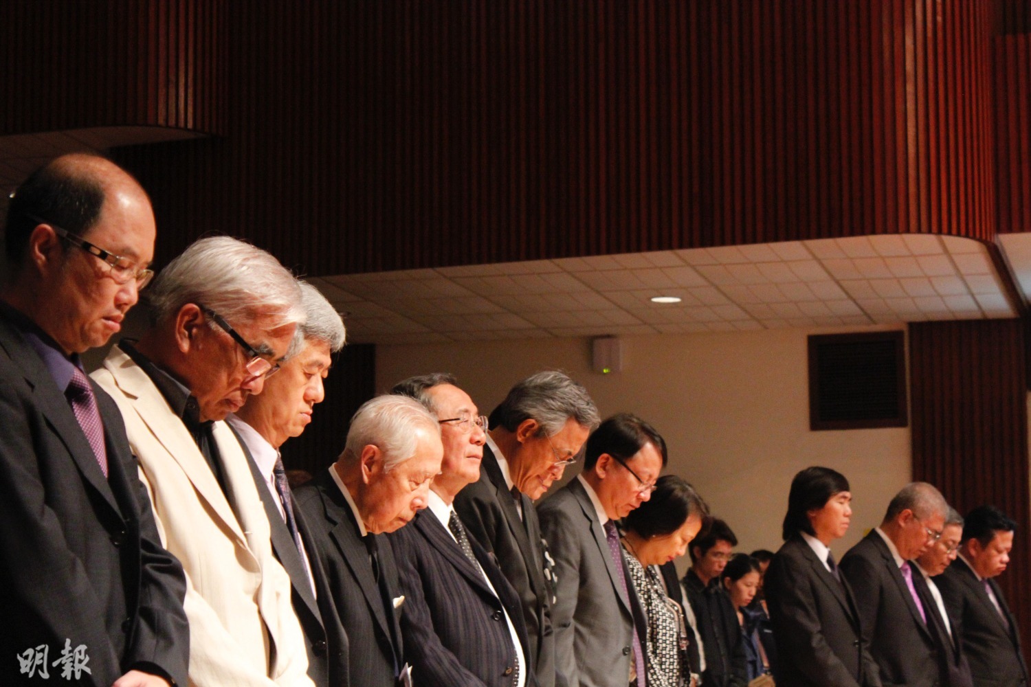 現任政務司長陳國基1982年樹仁社會系畢業。陳國基向本報表示，胡鴻烈及以故太太鍾期榮二人為教育理想及樹仁付出一生，形容他是值得尊敬的教育家。圖為胡鴻烈（左四）及陳國基（左七）2014年於樹仁大學出席鍾期榮悼念會。(讀者提供)