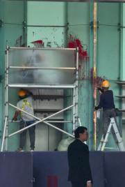 男子登長江集團中心淋紅油傷保安 長實:涉案男子兩度滋擾 將申禁制令