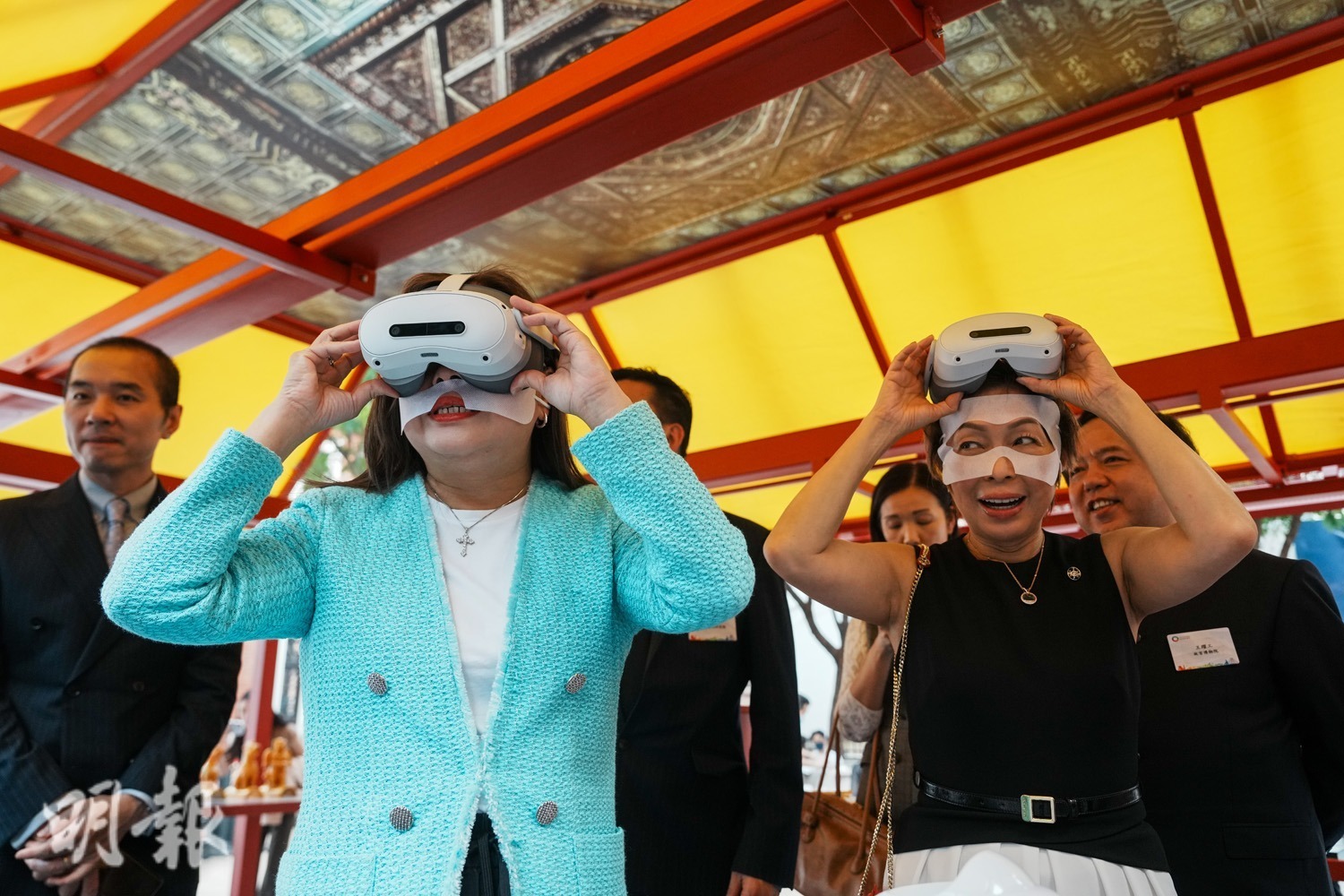 羅淑佩(左)試玩虛擬實境(VR)觀看故宮角樓、護城河等建築。(楊柏賢攝)