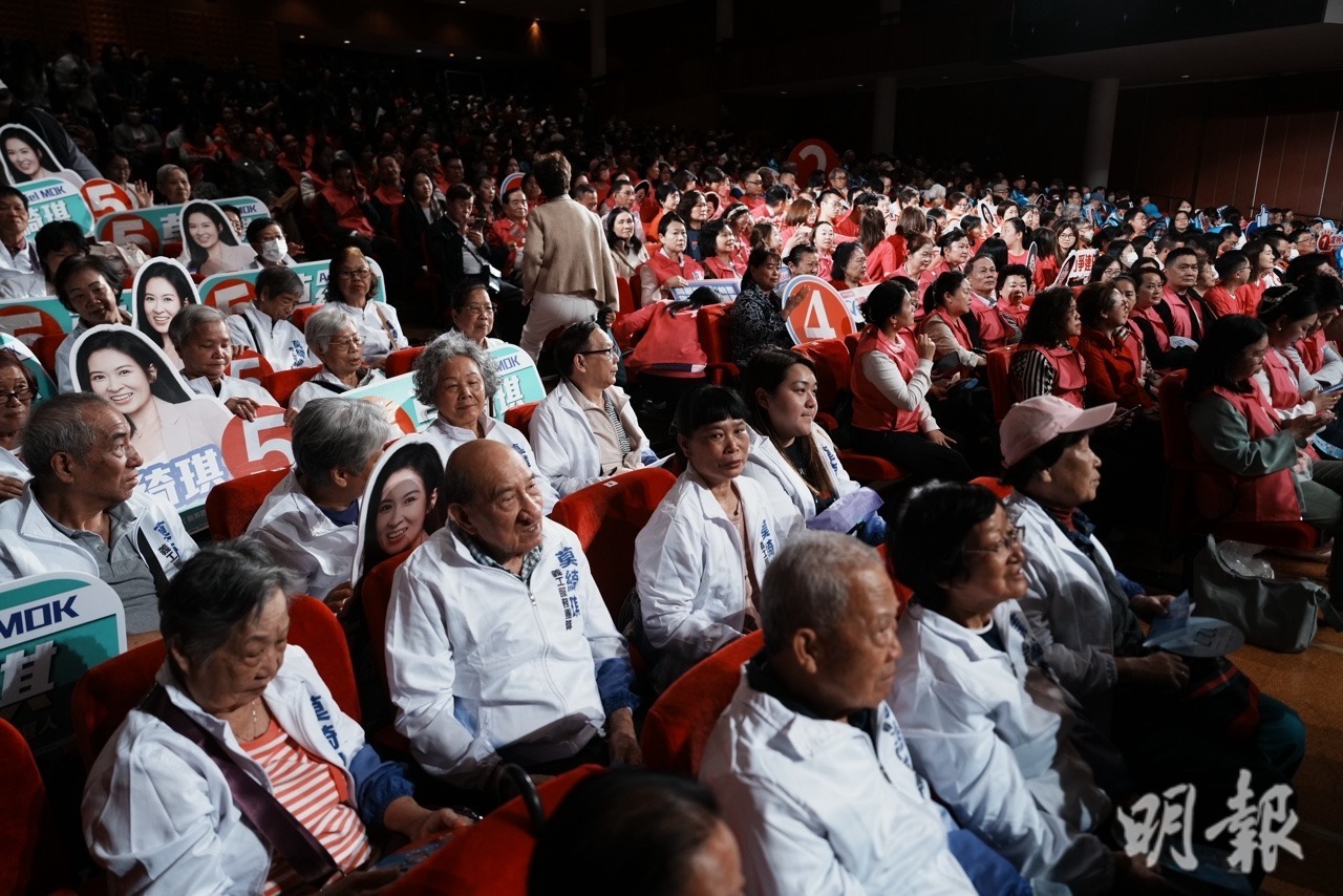 每名候選人可安排最多50人的打氣團在場打氣。圖為經民聯莫綺琪的打氣團。(楊柏賢攝)