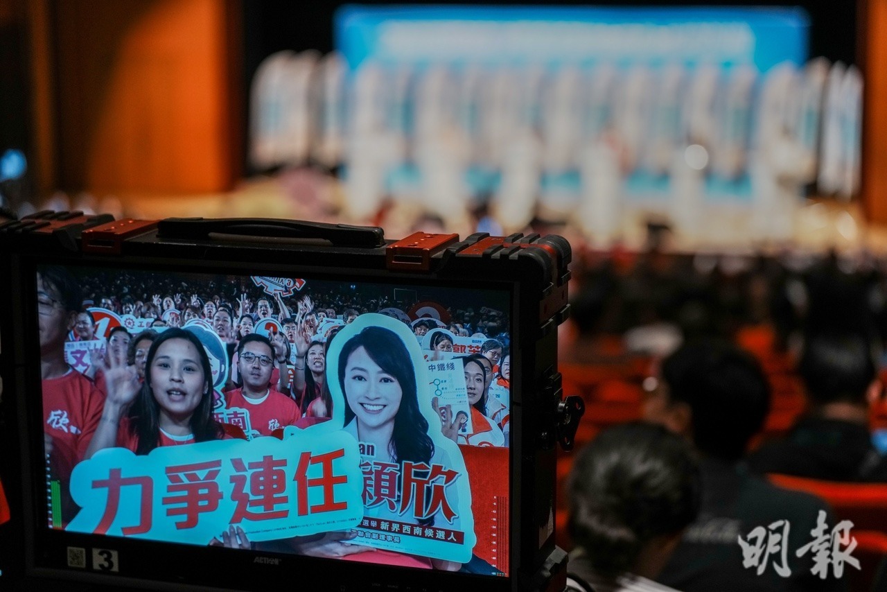 每名候選人可安排最多50人的打氣團在場打氣。圖為工聯會陳穎欣的打氣團。(楊柏賢攝)