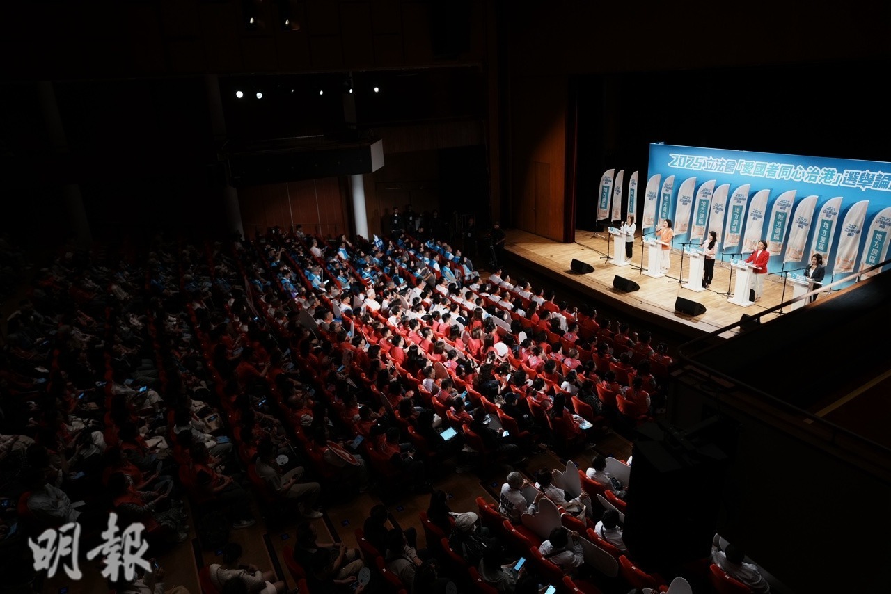 立法會換屆選舉下月7日投票,政府今(11日)舉行首場選舉論壇,安排新界西南選區5名候選人出席。(楊柏賢攝)
