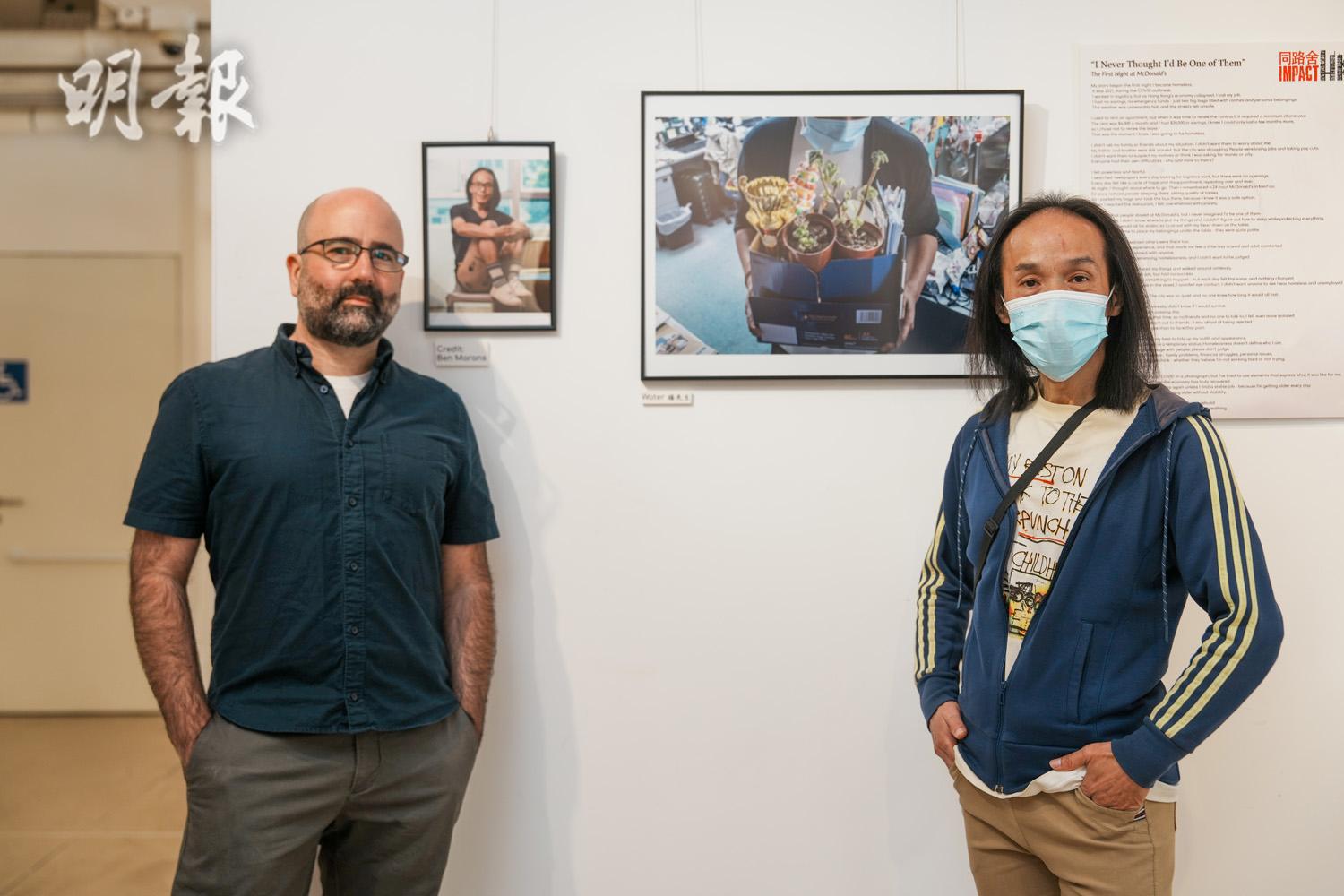 相展中每幅捍影作品旁,也有計劃導師Ben Marans(左)為各無家者拍攝的人像相,他們在相中神態自若,面露笑容。Ben說這些相片是送給一班無家朋友的禮物,希望他們有機會展現自我。(楊柏賢攝)