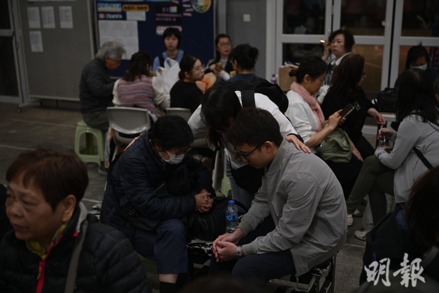 中華基督教會馮梁傑紀念中學禮堂內居民休息禱告。(鍾林枝攝)