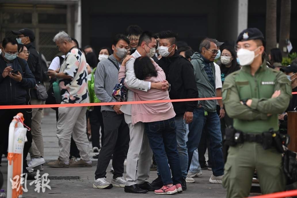 有家屬離開時崩潰嚎哭。（廖凱霖攝）