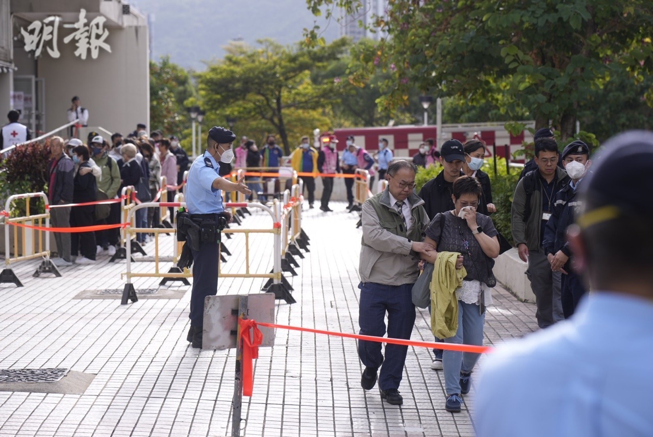 大埔廣福社區會堂今午3時起開放予失聯者家屬嘗試經相片進行認屍程序。（馮凱鍵攝）
