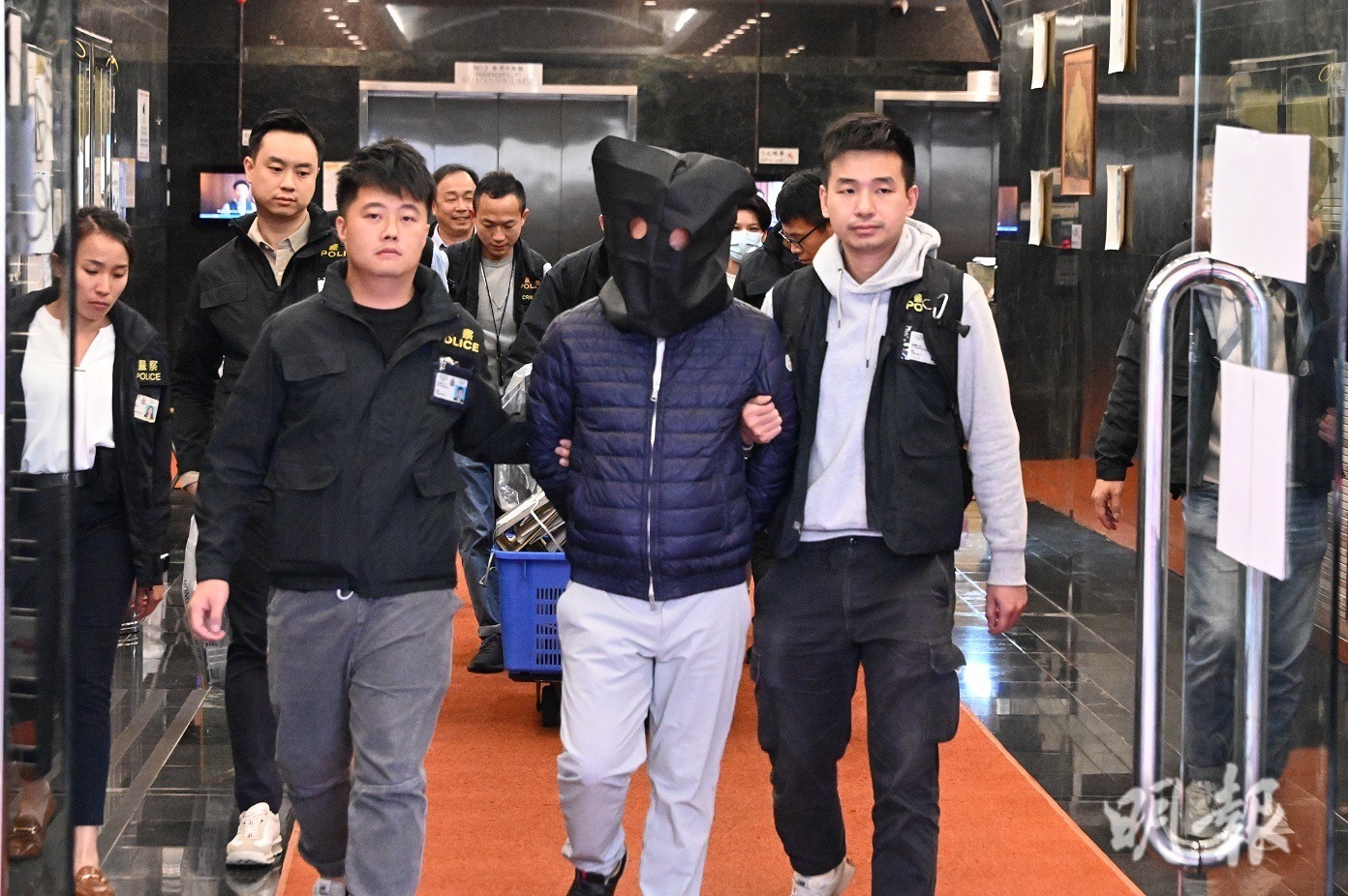 大埔宏福苑五級火｜警赴涉事維修公司「宏業建築」辦公室搜證帶走一人(09:38) - 20251127 - 港聞- 即時新聞- 明報新聞網