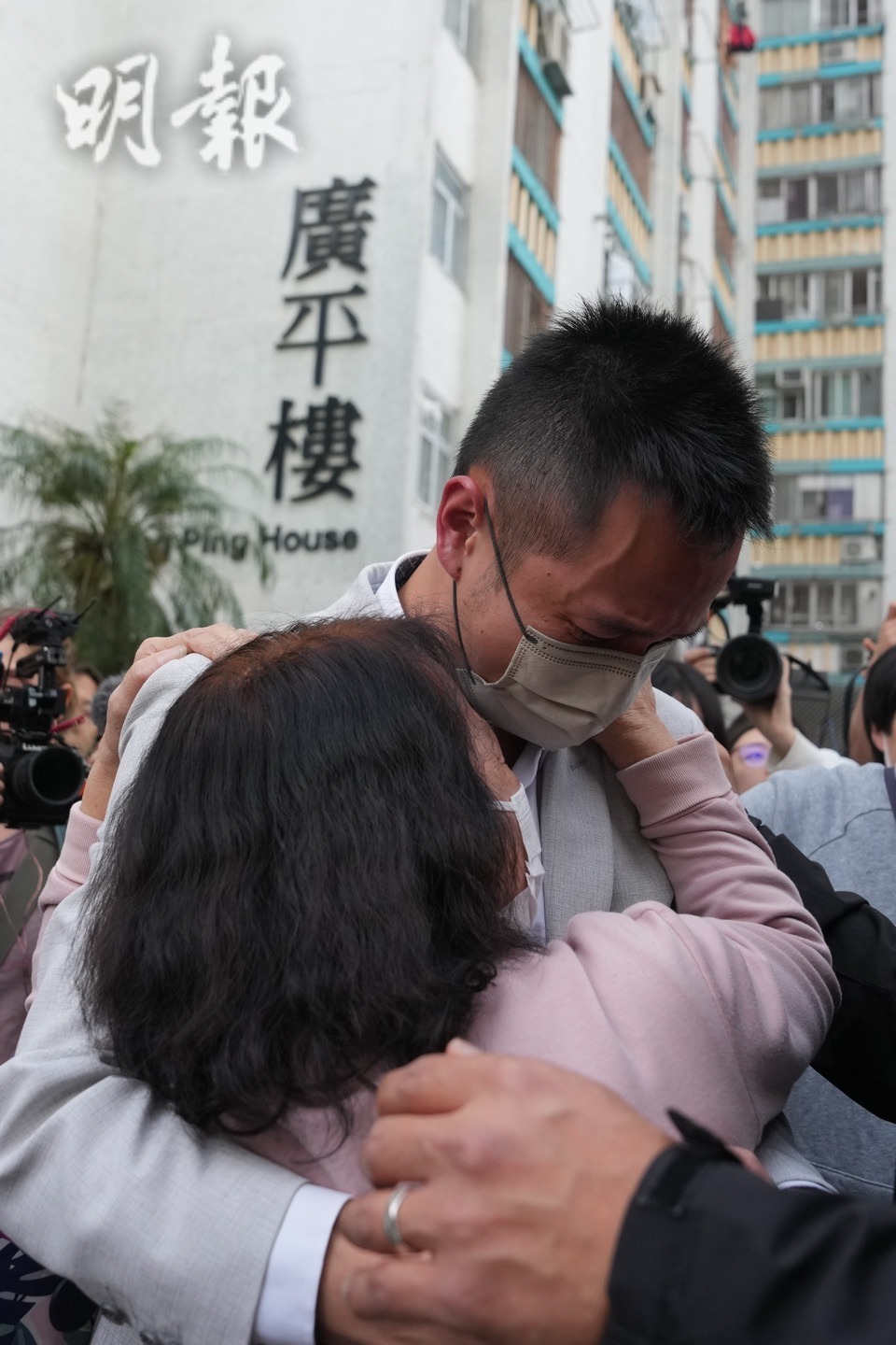 大埔宏福苑五級火｜廣福社區會堂提供遺體相片供辨認有家屬崩潰嚎哭另有居民與99歲母親失聯(17:10) - 20251127 -