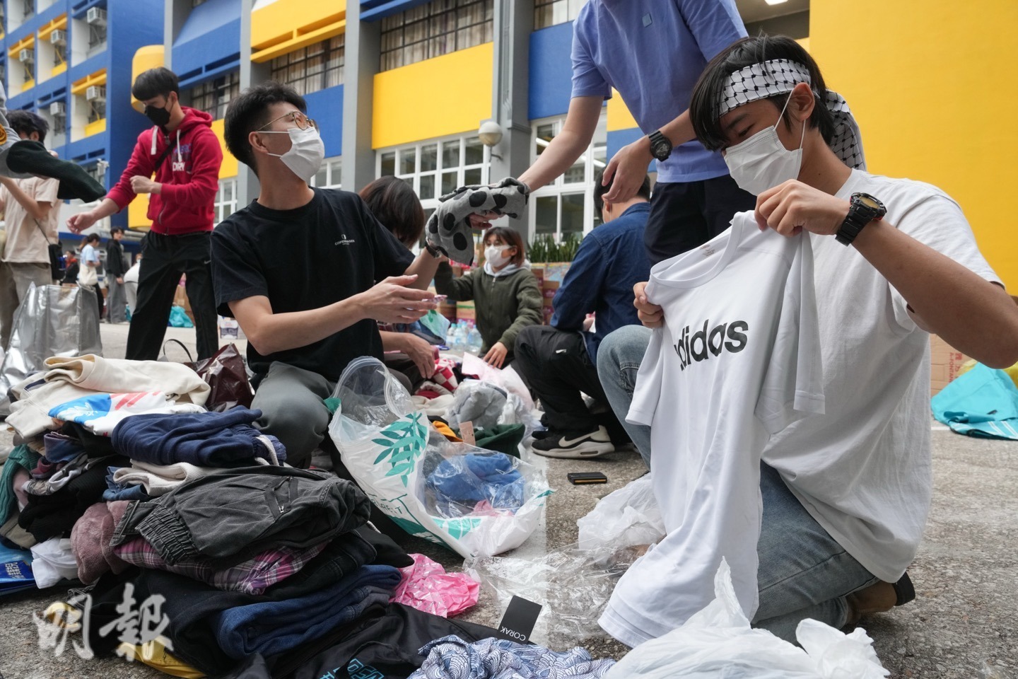 住在南丫島的方同學(戴頭巾者)今早凌晨5:30搭早班船到場做義工,他指昨晚看到新聞十分痛心,整晚輾轉難眠,在網上找到義工團的聯絡,今天到場希望能盡力幫忙。(廖凱霖攝)