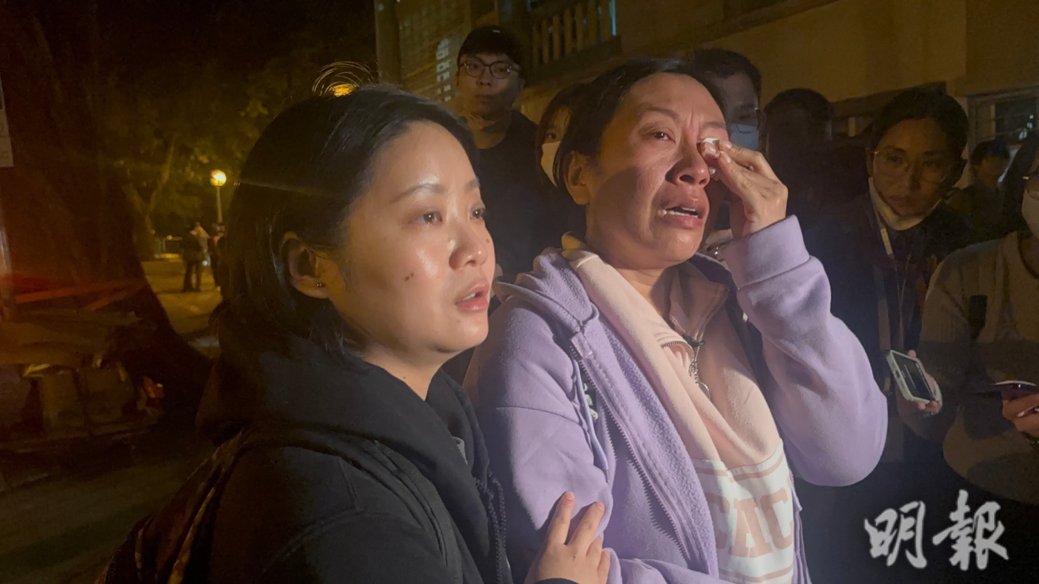 印傭Yayuk（中）入夜後趕到社區會堂尋找失聯的姐姐。（孫澤芳攝）