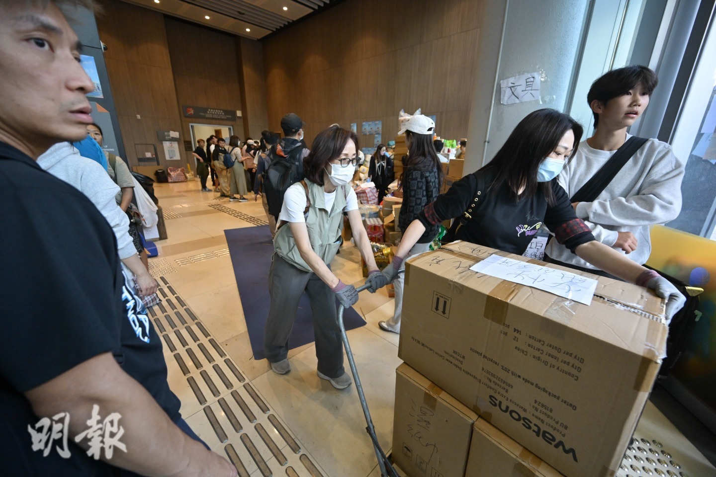 義工團將部分物資包裝好並送上貨櫃車，將運送物資到區內其他有需要物資站，以及義工成員的貨倉。（蘇智鑫攝）