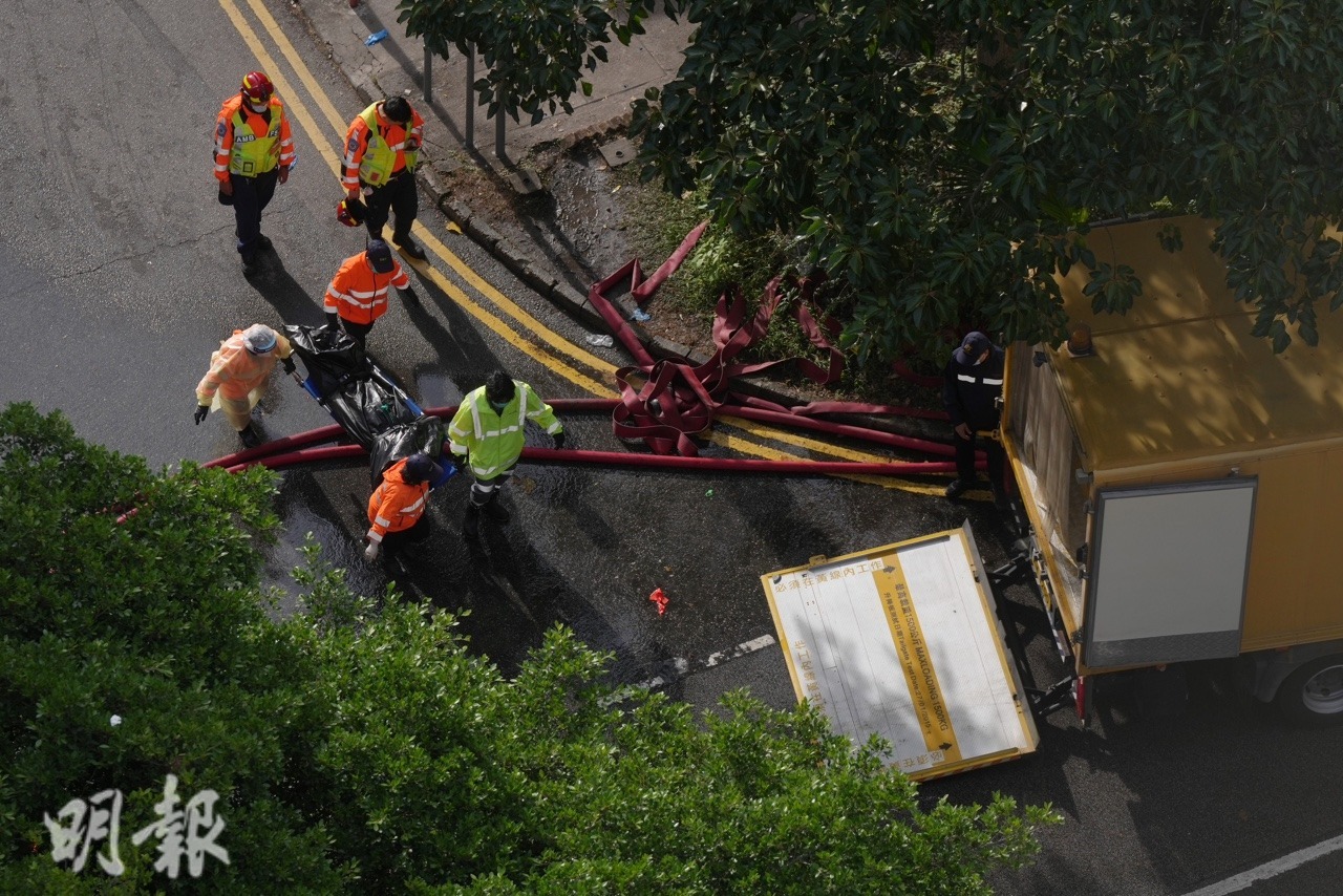 遺體由仵工移送殮房。（賴俊傑攝）