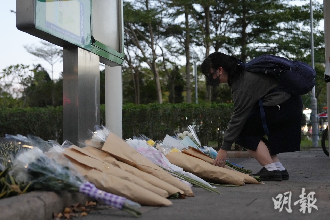 多名市民到場獻花。（賴俊傑攝）