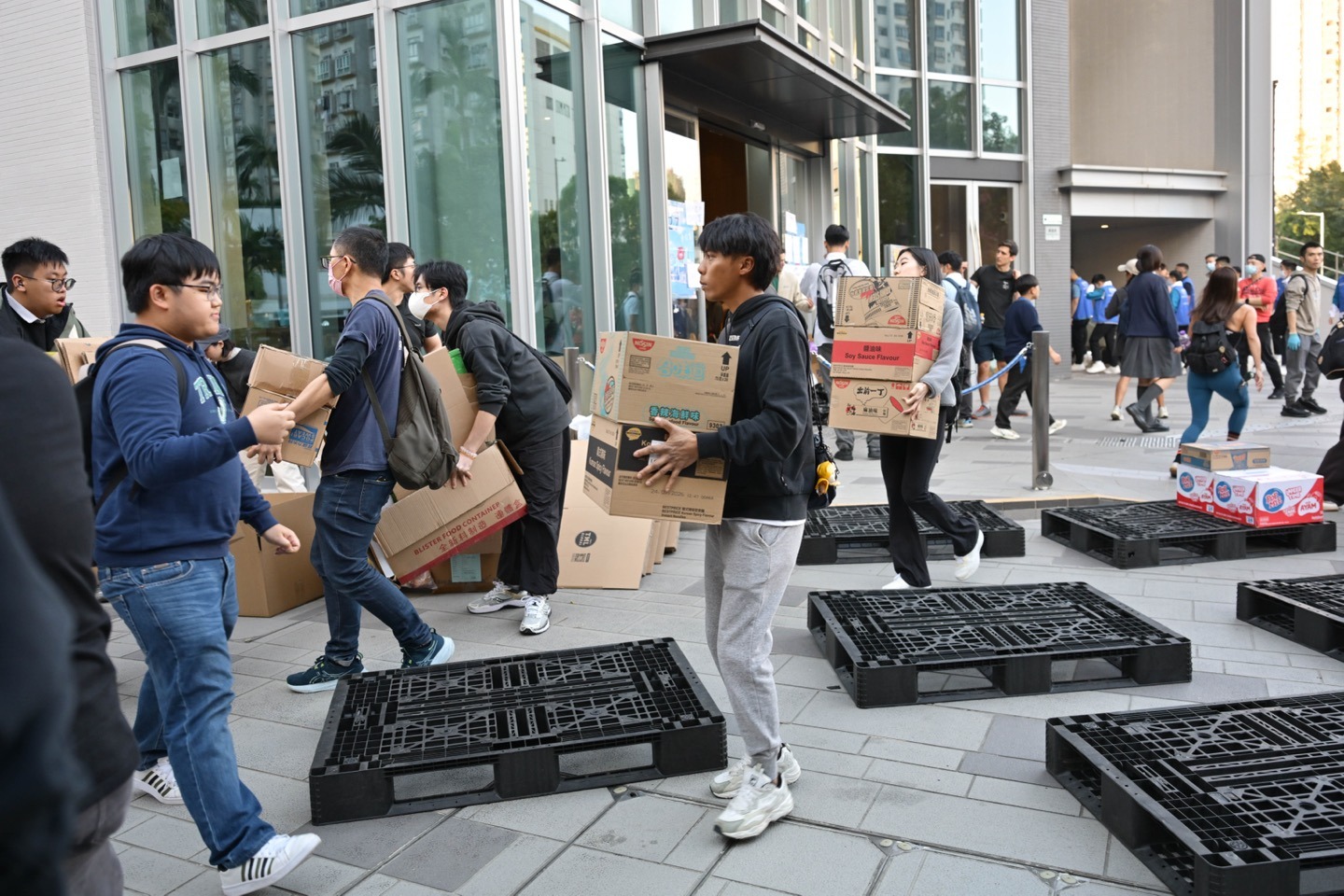 義工團將部分物資包裝好並送上貨櫃車，將運送物資到區內其他有需要物資站，以及義工成員的貨倉。（蘇智鑫攝）