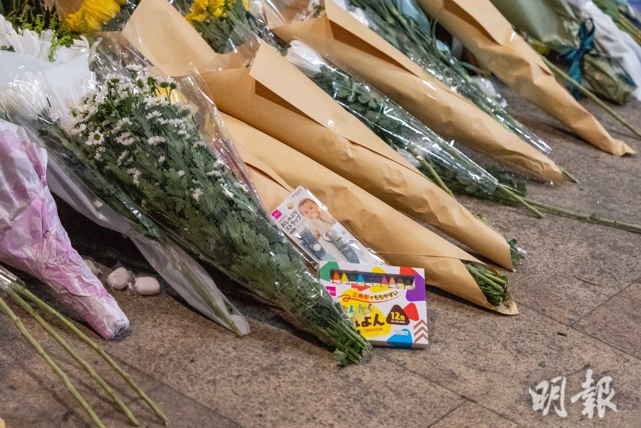 亦有市民放置供嬰兒用的奶咀及蠟筆。。（賴俊傑攝）