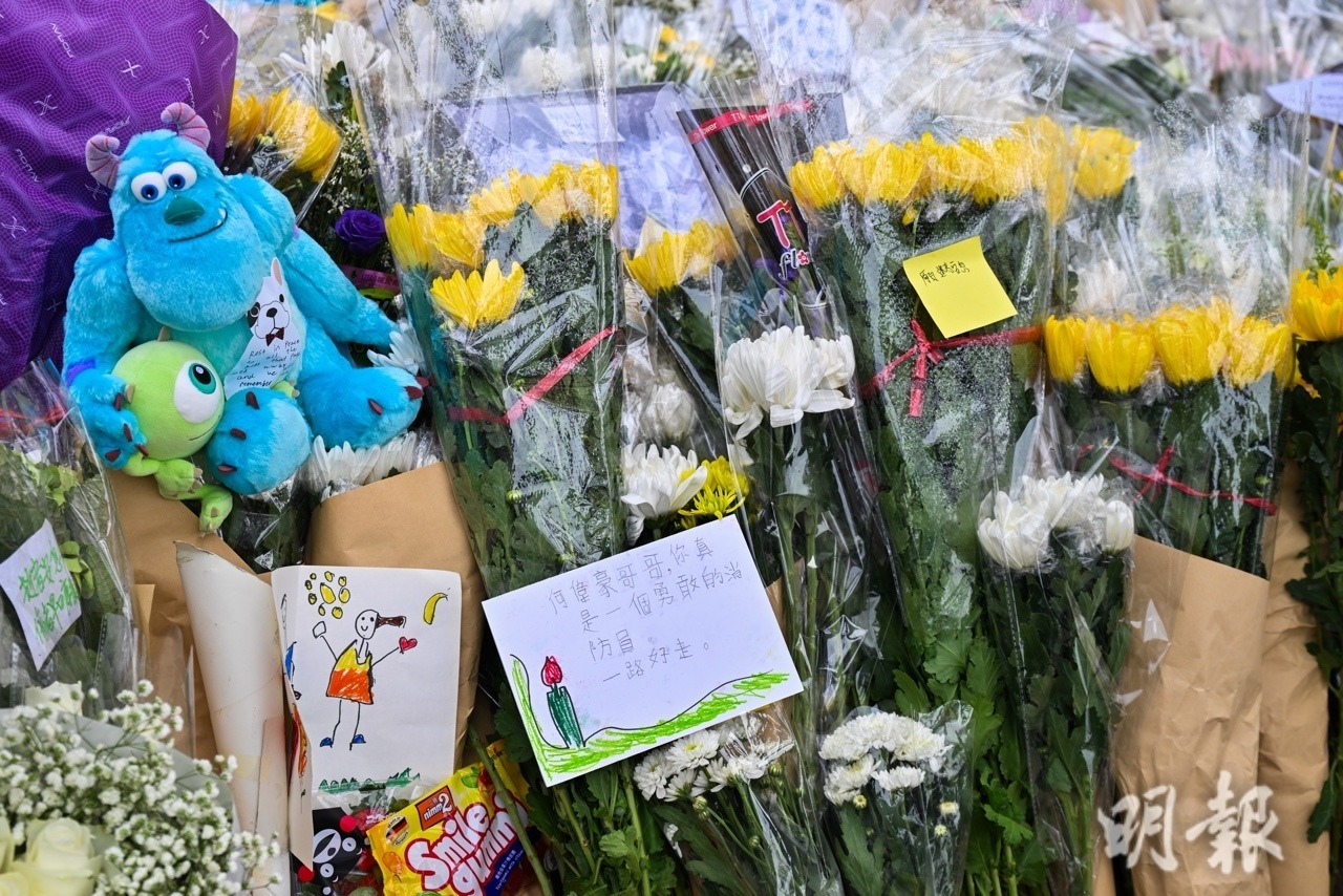 有市民寫字條悼念殉職消防員。（盧曼盈攝）