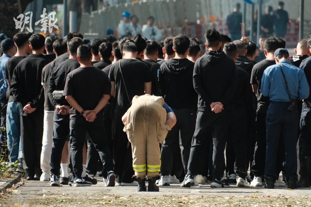 大埔宏福苑五級火｜消防同袍及死者家屬到現場拜祭儀式期間一度現彩虹(17:20) - 20251202 - 即時港聞- 宏福苑大火- 明報新聞網