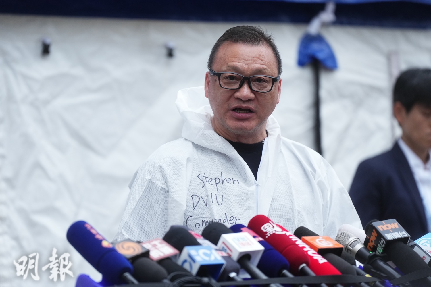 災難遇害者辨認組(DVIU)主管警司鄭嘉俊補充表示,大廈內部損毁嚴重、空氣混濁, 對隊員的體能或心理均有很大挑戰。(賴俊傑攝)