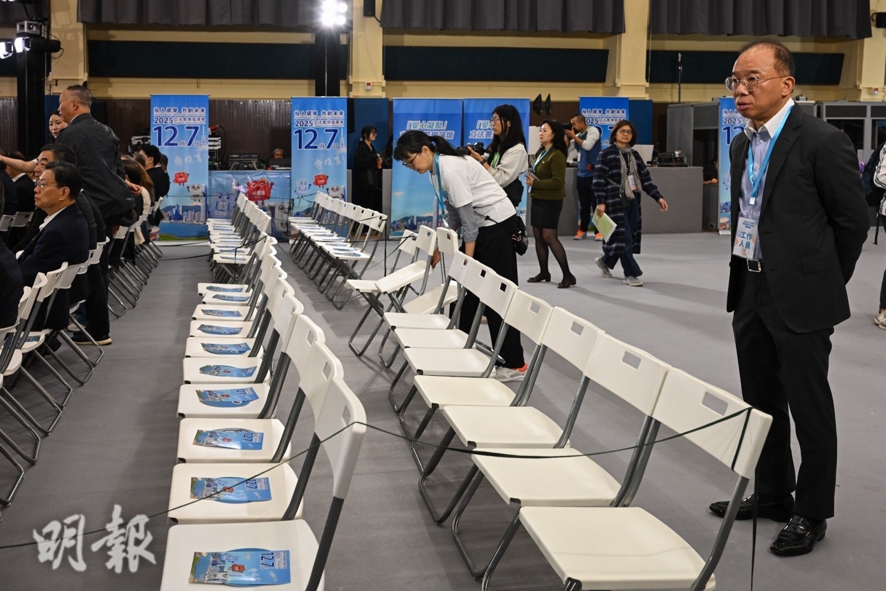 論壇開始前,到場視察的政制及內地事務局長曾國衞着職員將最後兩行空凳收起,稱「唔洗(排得)咁密質質」。(盧曼盈攝)