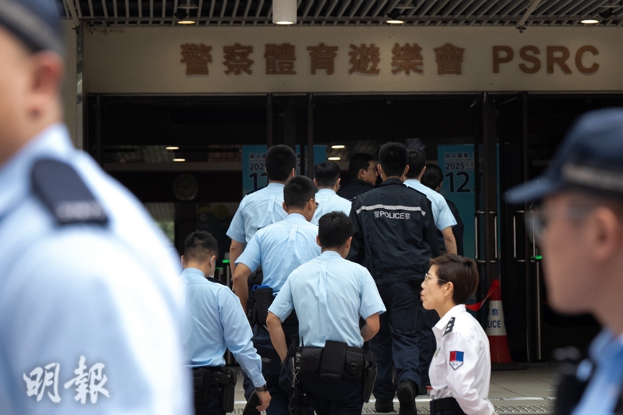 今屆設10個公務員專屬票站，其中一個位於旺角警察體育遊樂會，不少投票者穿紀律部隊制服到場，包括警員。（徐君浩攝）