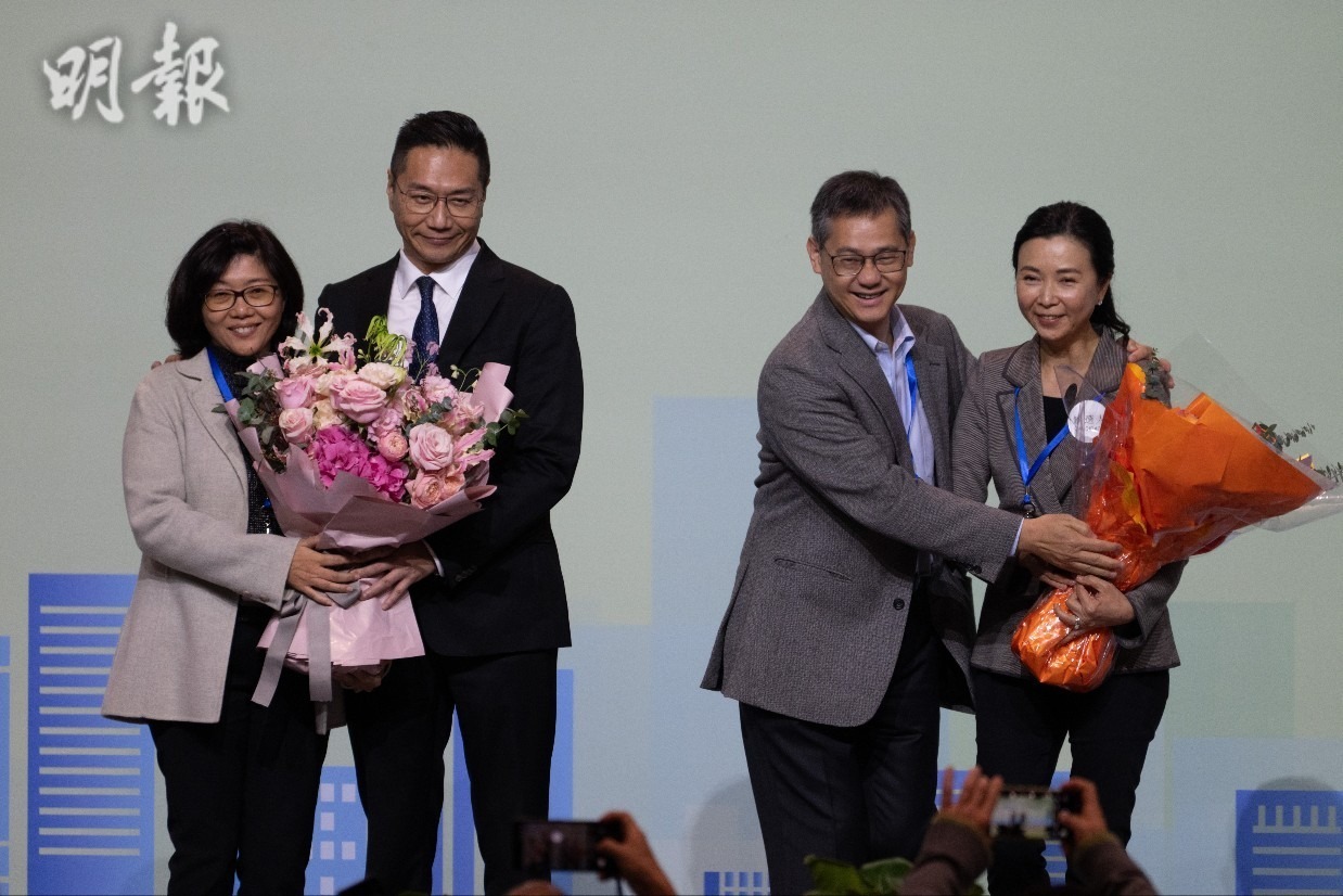 自由黨邵家輝(左二)成功連任。(鄧宗弘攝)