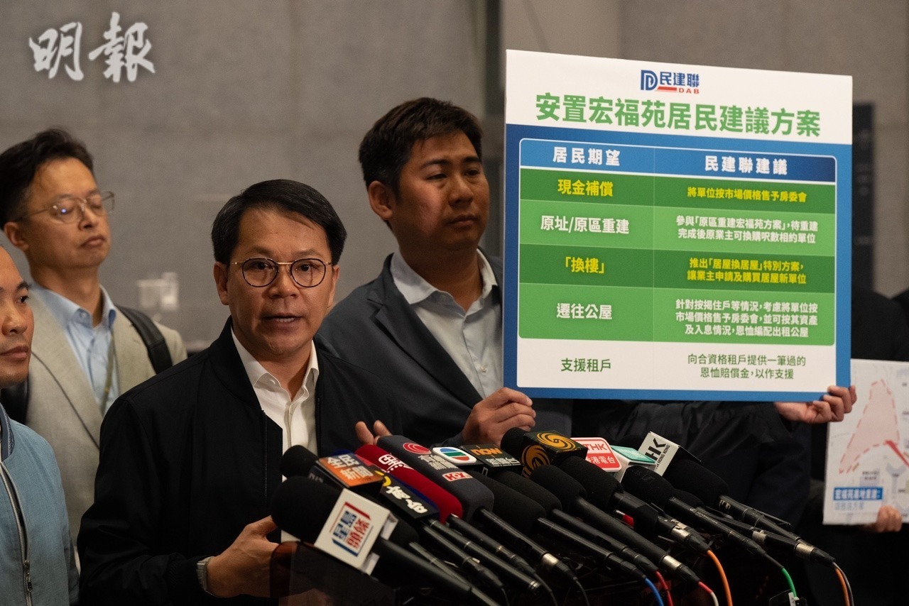 就宏福苑重建,民建聯今日向財政司副司長黃偉綸建議5個居民安置方案及4個重建選址。(徐君浩攝)